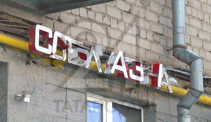 В Казани коммунальщики попали в скандал, повредив вывеску секс-шопа